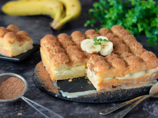 Рецепт: Торт из готовых коржей - с нежным сливочным кремом и бананами