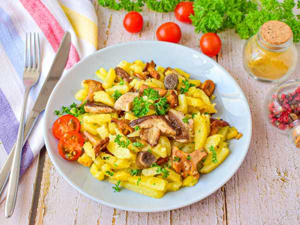 Картошка с грибами и сметаной на сковороде | Вкусный рецепт с фото