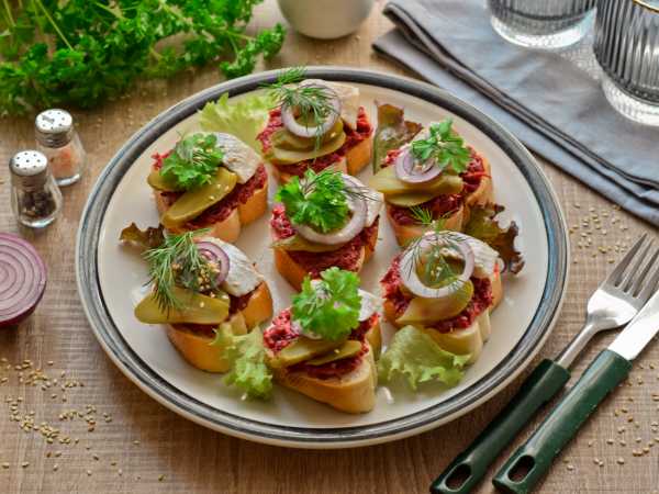 Бутерброды со свеклой и селедкой — рецепт с фото пошагово