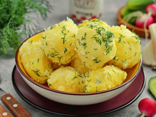 Как вкусно приготовить молодую картошку в мундирах с чесноком на сковороде: рецепт