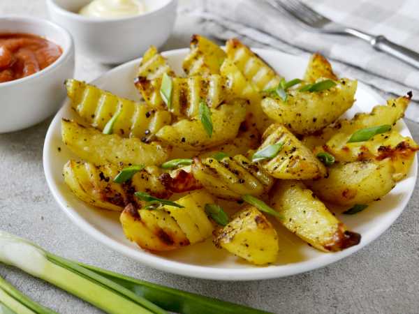 Вкусная, хрустящая и невредная: как приготовить картошку фри в духовке
