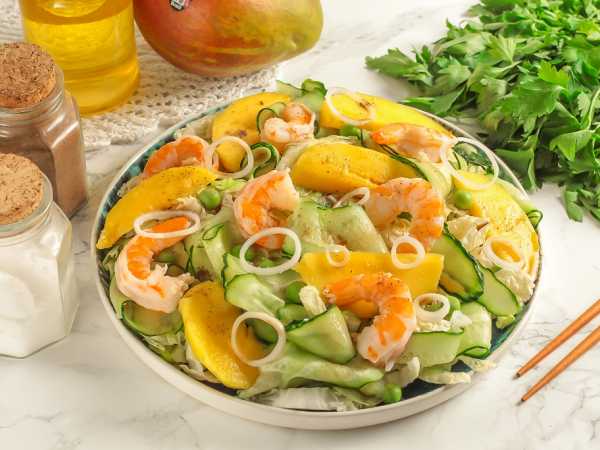 Салат с манго, авокадо и креветками: рецепт - Лайфхакер