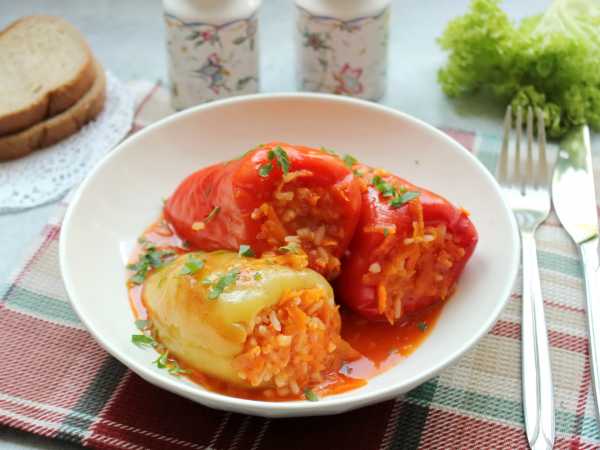 Перцы фаршированные мясом с шампиньонами в томатном соусе