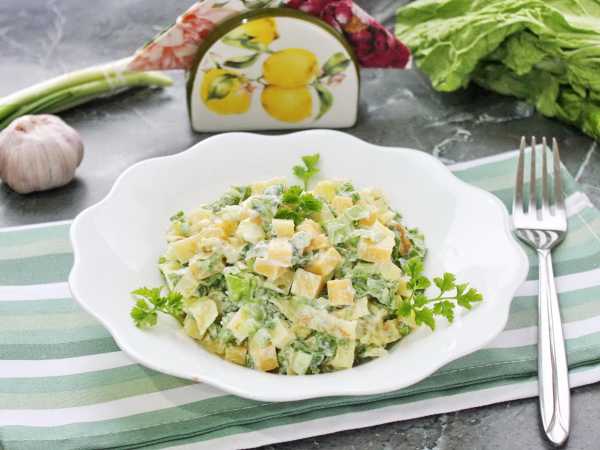 Зеленый салат с омлетом