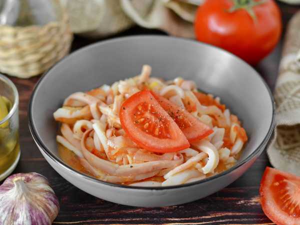 Салат с кальмарами, сыром и помидорами, рецепт с фото