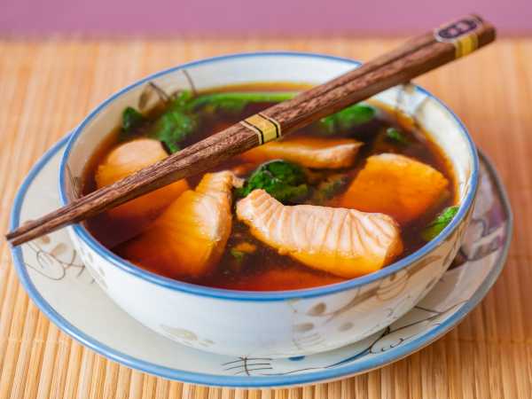 Японский сливочный суп с лососем, кальмаром и креветкой