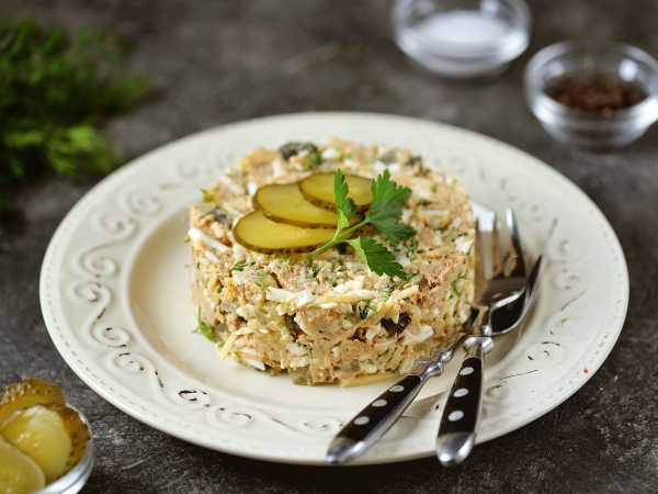 Салат с тунцом, рисом и огурцами