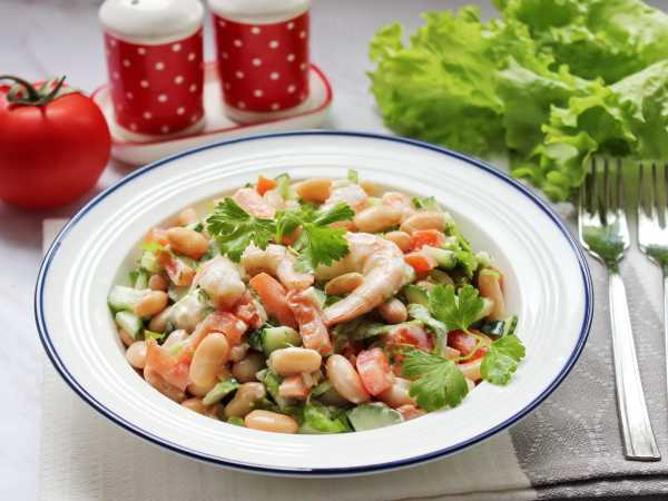 Салат с креветками, рыбой и овощами с легкой заправкой