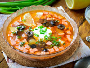 Солянка з ковбасою: як приготувати, рецепт супу | М'ясний Рай