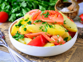 Салат с помидорами, картошкой и солёными огурцами : Салаты