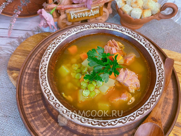 Гороховый суп на копченой свиной рульке с морковным соком и чесночными гренками, рецепт с фото