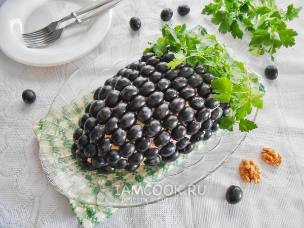 Салат «Виноградная гроздь» с копченой курицей — рецепт с фото пошагово