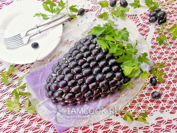 Салат «Виноградная гроздь» с курицей и грибами, рецепт с фото
