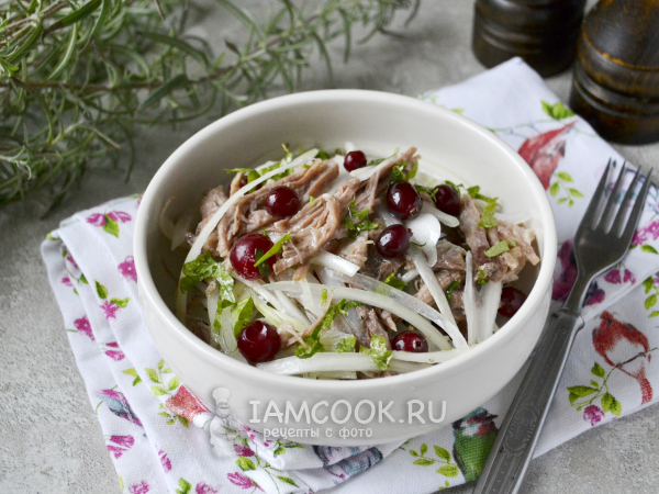 Салат с говядиной и маринованным луком, рецепт с фото