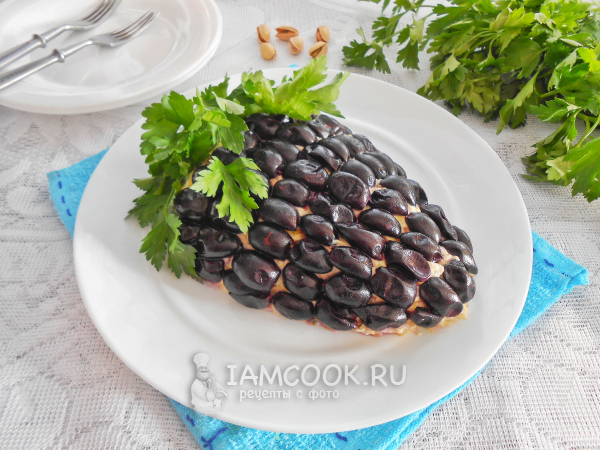 Салат «Виноградная гроздь» с фисташками и курицей, рецепт с фото
