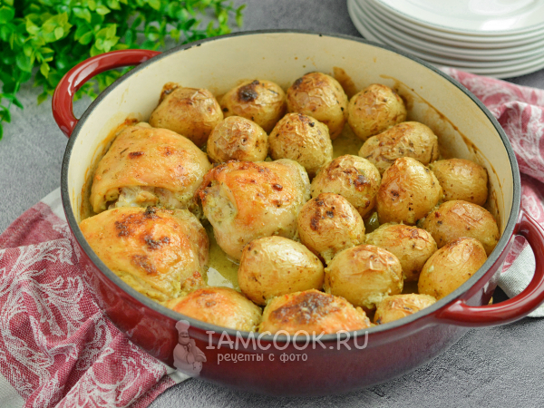 Картошка с куриными бедрами в духовке – пошаговый рецепт приготовления с фото