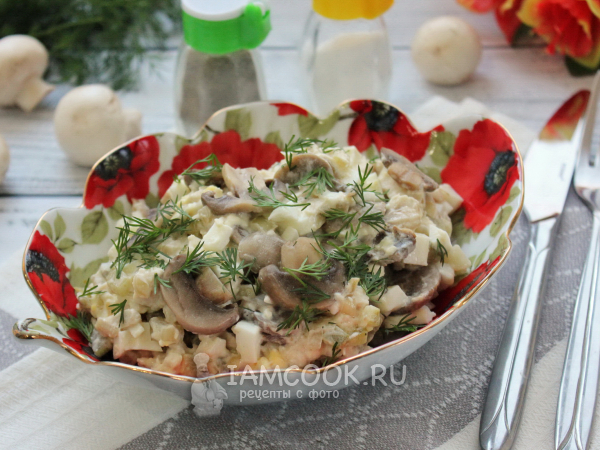12 вкусных салатов с курицей и грибами, которые стоит попробовать