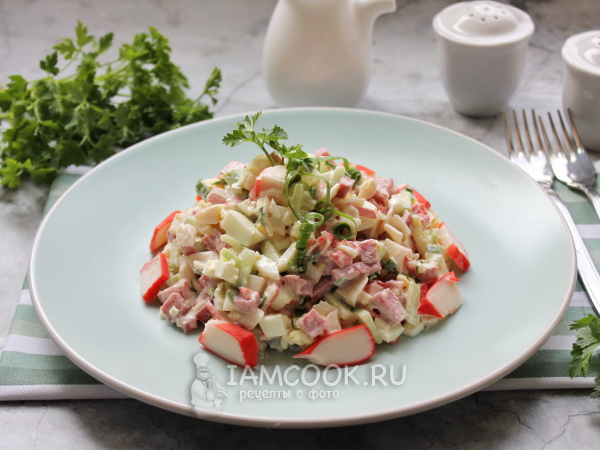 Салат с крабовыми палочками и копченой колбасой, рецепт с фото