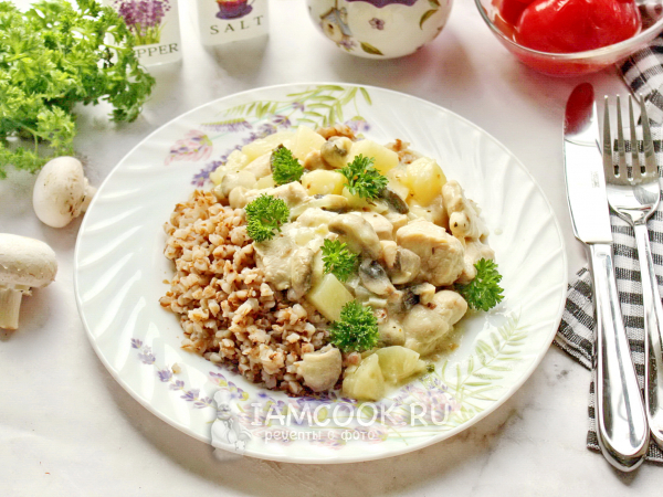 Салат с курицей, ананасом и грибами: простой рецепт — Рецепты