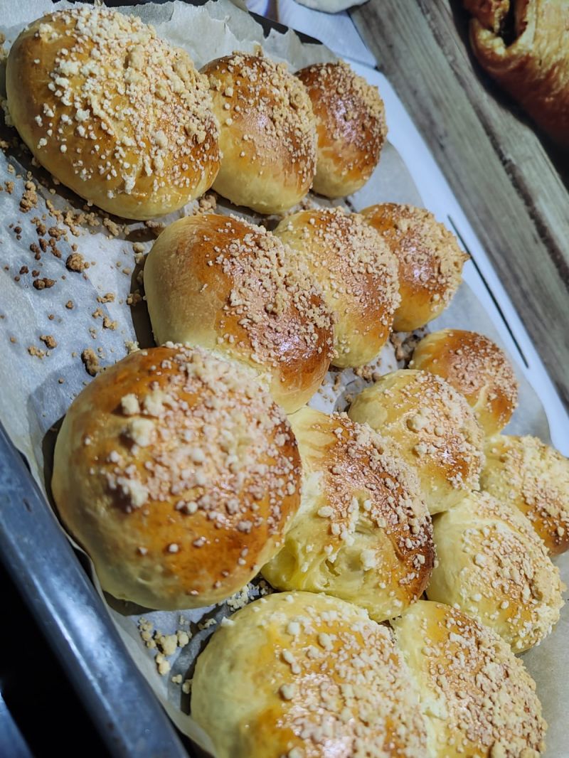 Булочки с вареной сгущенкой и штрейзелем — рецепт с фото пошагово
