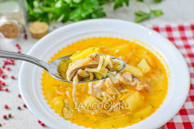 Томатный суп с макаронами, курицей, овощами, базиликом