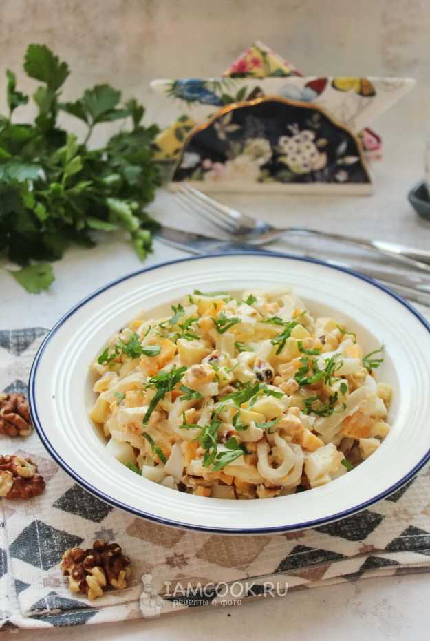 Салат с кальмарами и грецкими орехами