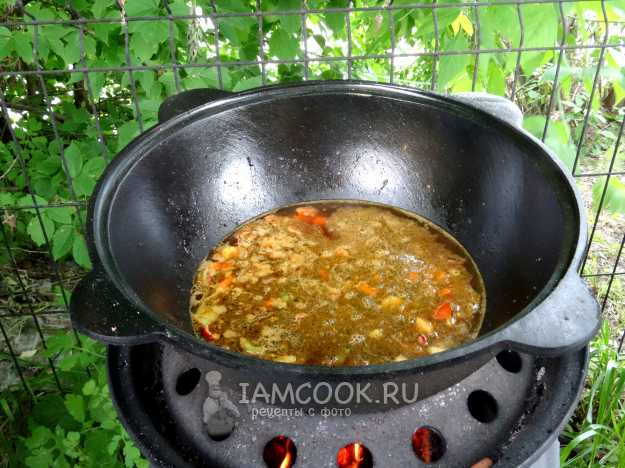 Лагман на костре в казане