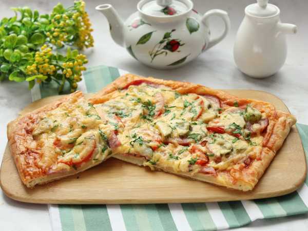 Мини-пиццы из слоеного теста — пошаговый рецепт | luchistii-sudak.ru