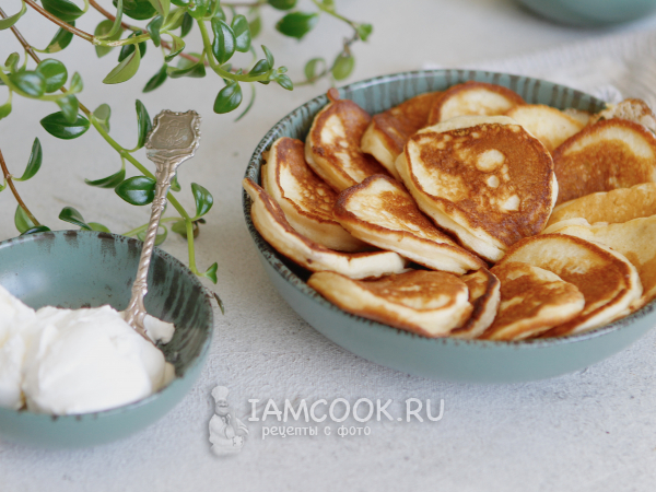 Оладьи на кефире с яблоками и корицей