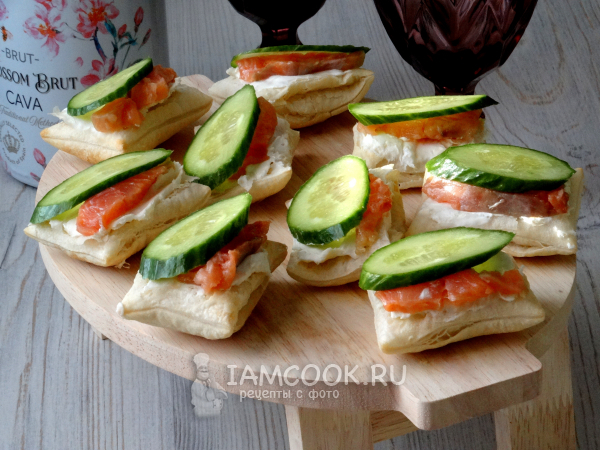 Бутерброд из слоеного теста с красной рыбой, рецепт с фото