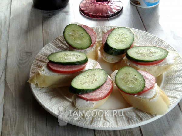 Горячие бутерброды с колбасой и сыром в духовке