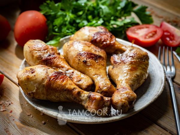 Куриные голени с гречкой и овощами на сковороде