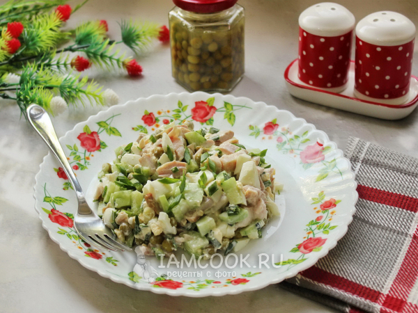 Салат с курицей, горошком и помидорами