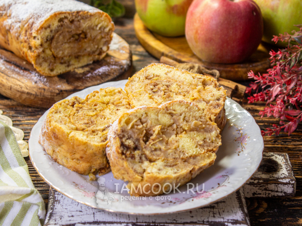 Рулет с яблоками и сливочным кремом