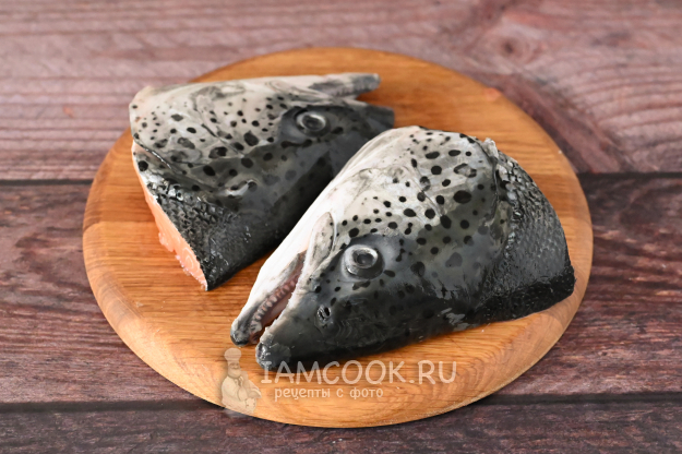 Разделанная голова семги: разрезана пополам, жабры удалены, промыта и обсушена