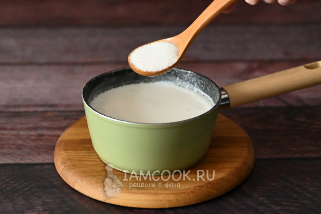 Добавление соли и сахара в рисовую кашу