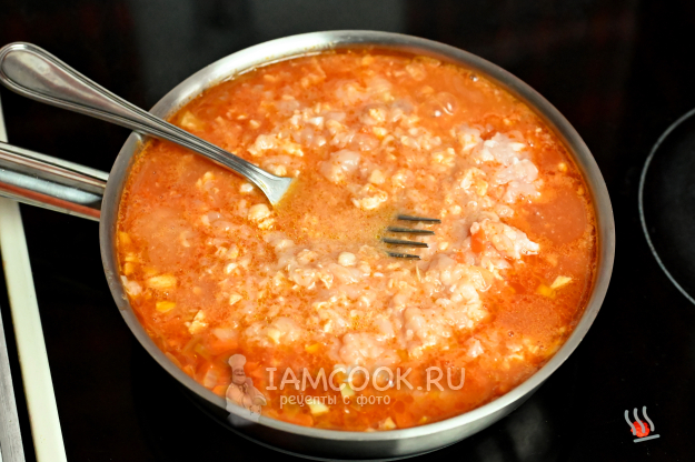 Разминание фарша индейки вилкой на сковороде