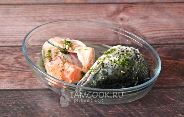 Голова семги в жаропрочной форме, обильно смазанная маринадом со всех сторон