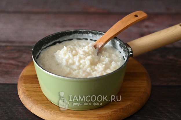 Готовая рисовая каша с кокосовой стружкой в тарелке