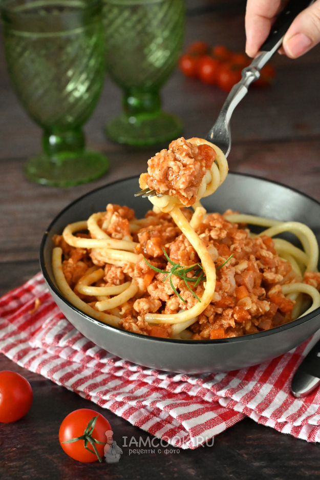 Подача болоньезе с пармезаном