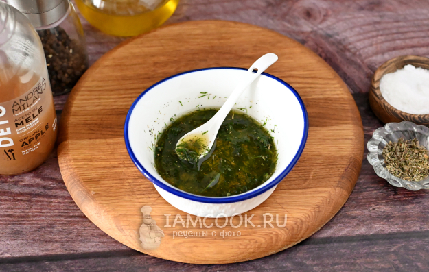 Маринад для семги в миске: масло, уксус, специи и укроп, тщательно перемешаны