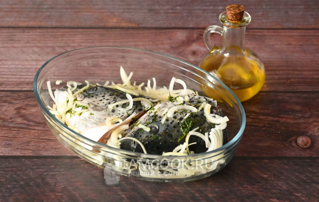 Форма с головой семги и луком в духовке: запекается при 180–200°C