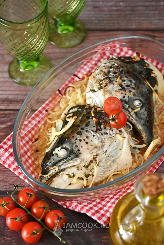 Готовая запеченная голова семги в форме: румяная, сочная, с луком и золотистой корочкой