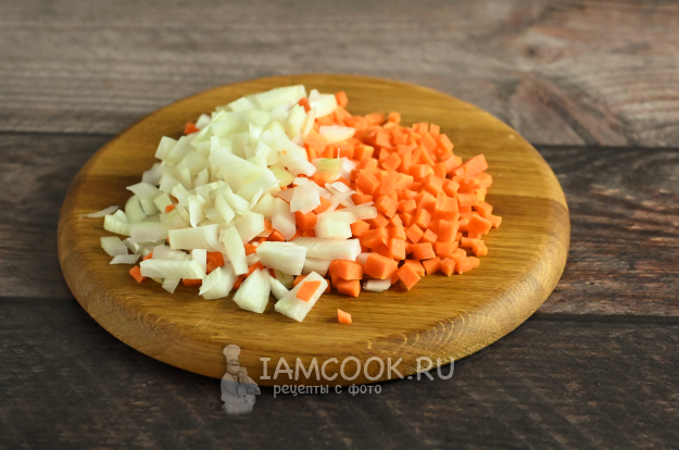 Нарезанные лук и морковь для соуса болоньезе