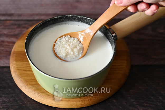 Перемешивание рисовой каши перед повторным закипанием