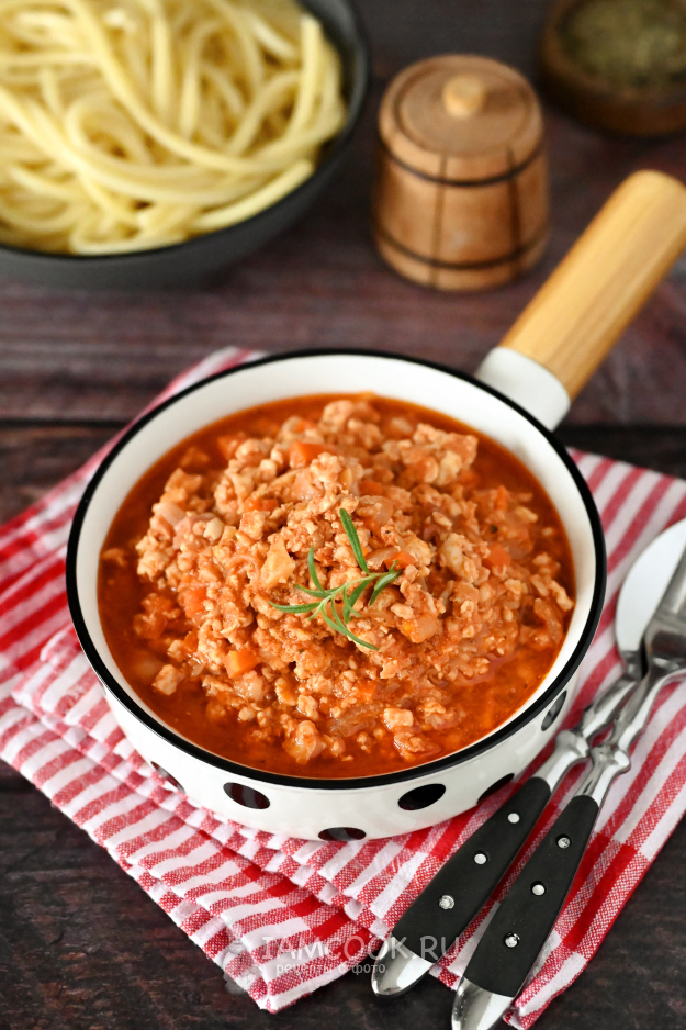 Болоньезе из индейки с копчёной грудинкой на тарелке