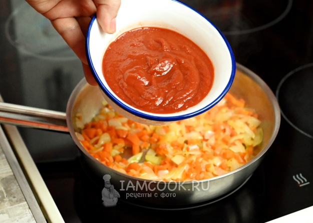 Добавление томатного пюре в сковороду