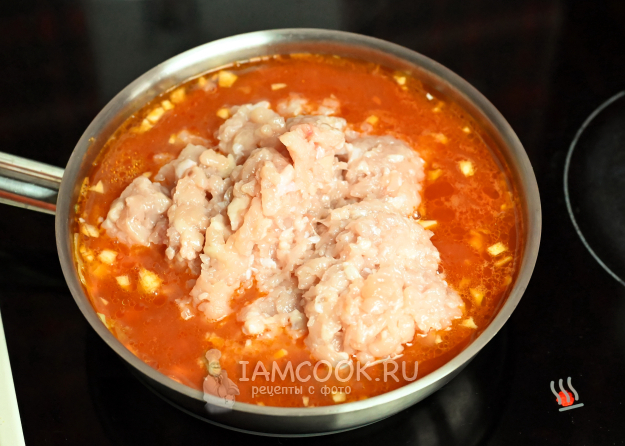 Добавление фарша индейки в сковороду