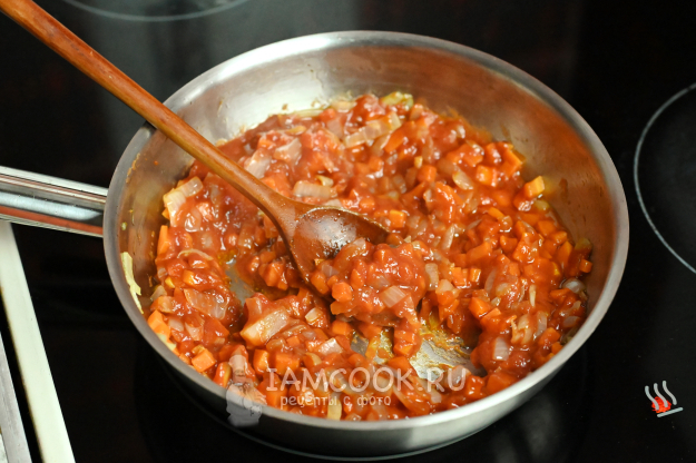 Обжарка томатного пюре с овощами