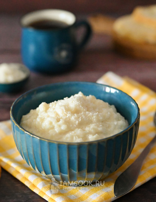 Подача рисовой каши: тарелка с кашей, посыпанной кокосовой стружкой и кусочком масла